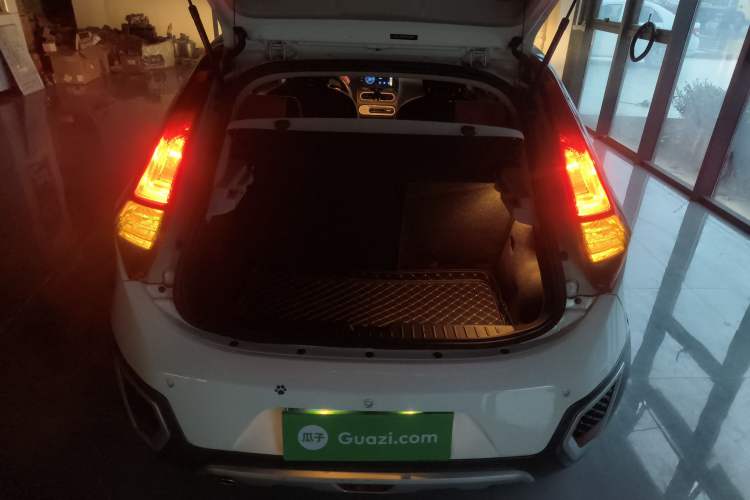 Used MG 3SW 2015 1.5L AMT Elite Model Trunk