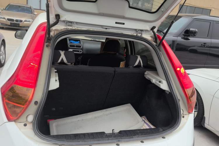 Used MG 3SW 2015 1.5L AMT Elite Model Trunk