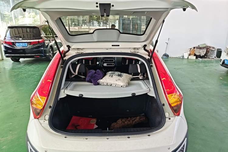 Used MG 3SW 2015 1.5L AMT Elite Model Trunk