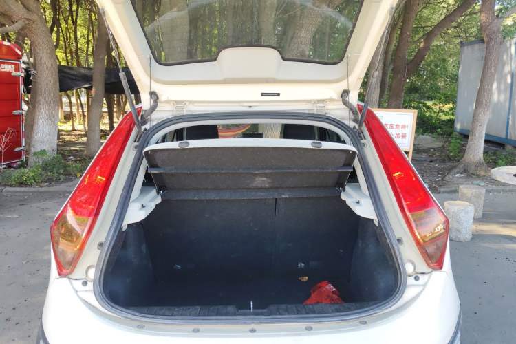 Used MG 3SW 2015 1.5L AMT Elite Model Trunk