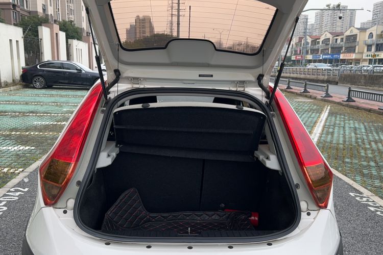 Used MG 3SW 2015 1.5L AMT Elite Model Trunk