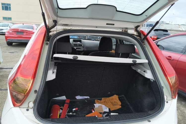 Used MG 3SW 2015 1.5L AMT Elite Model Trunk