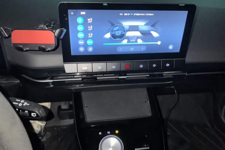 Used MG 4 EV 2022 460 km All-Wheel-Drive Performance Version Audio And AC Panel