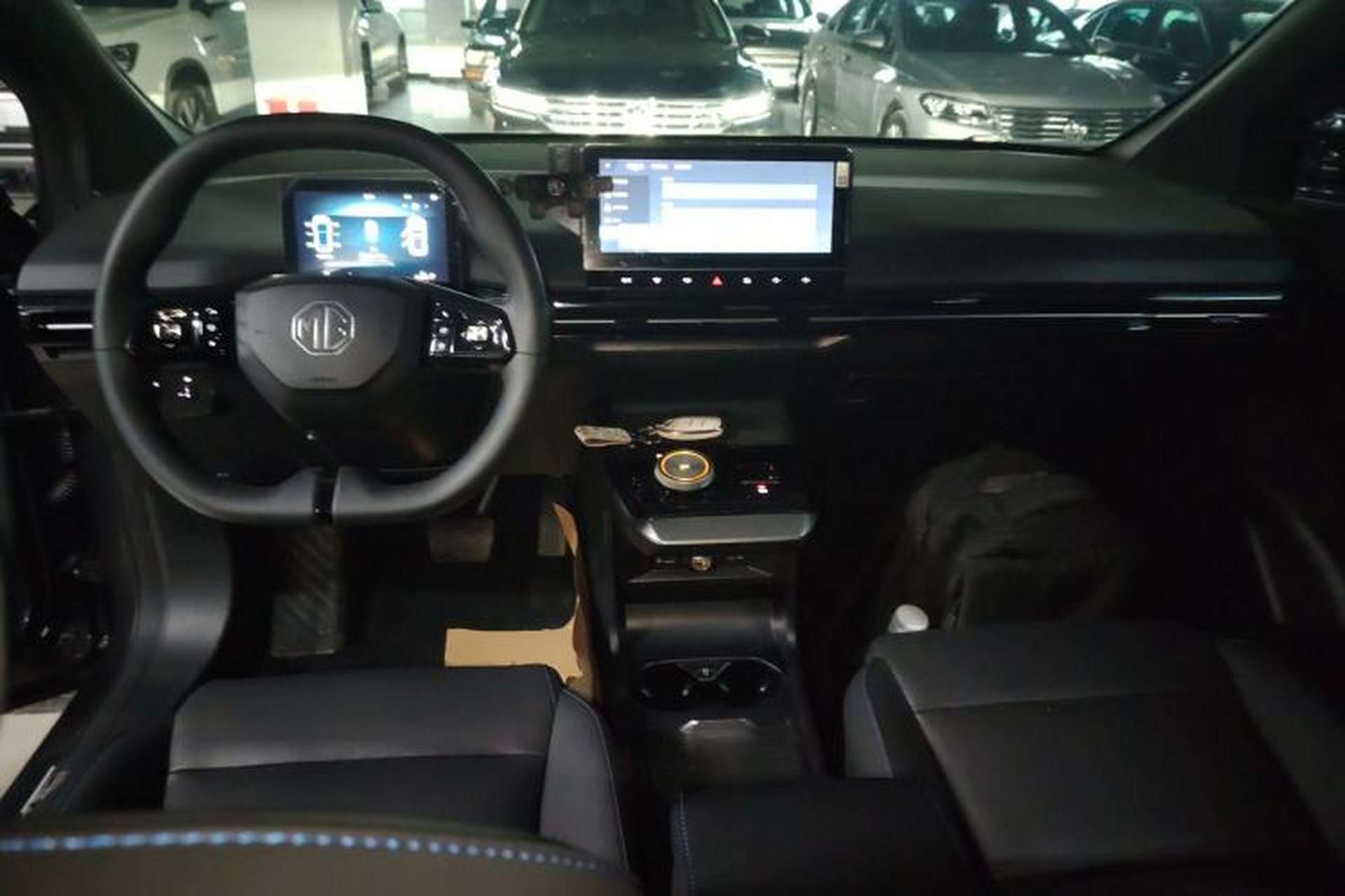 Used MG 4 EV 2022 425 km Luxury Edition Center Console