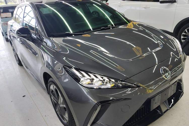 Used MG 4 EV 2022 425 km Luxury Edition Front Right 45 Deg