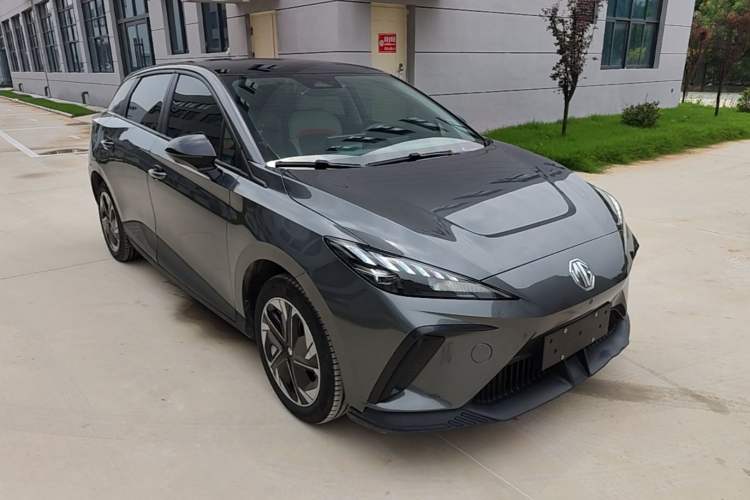 Used MG 4 EV 2022 425 km Luxury Edition Front Right 45 Deg