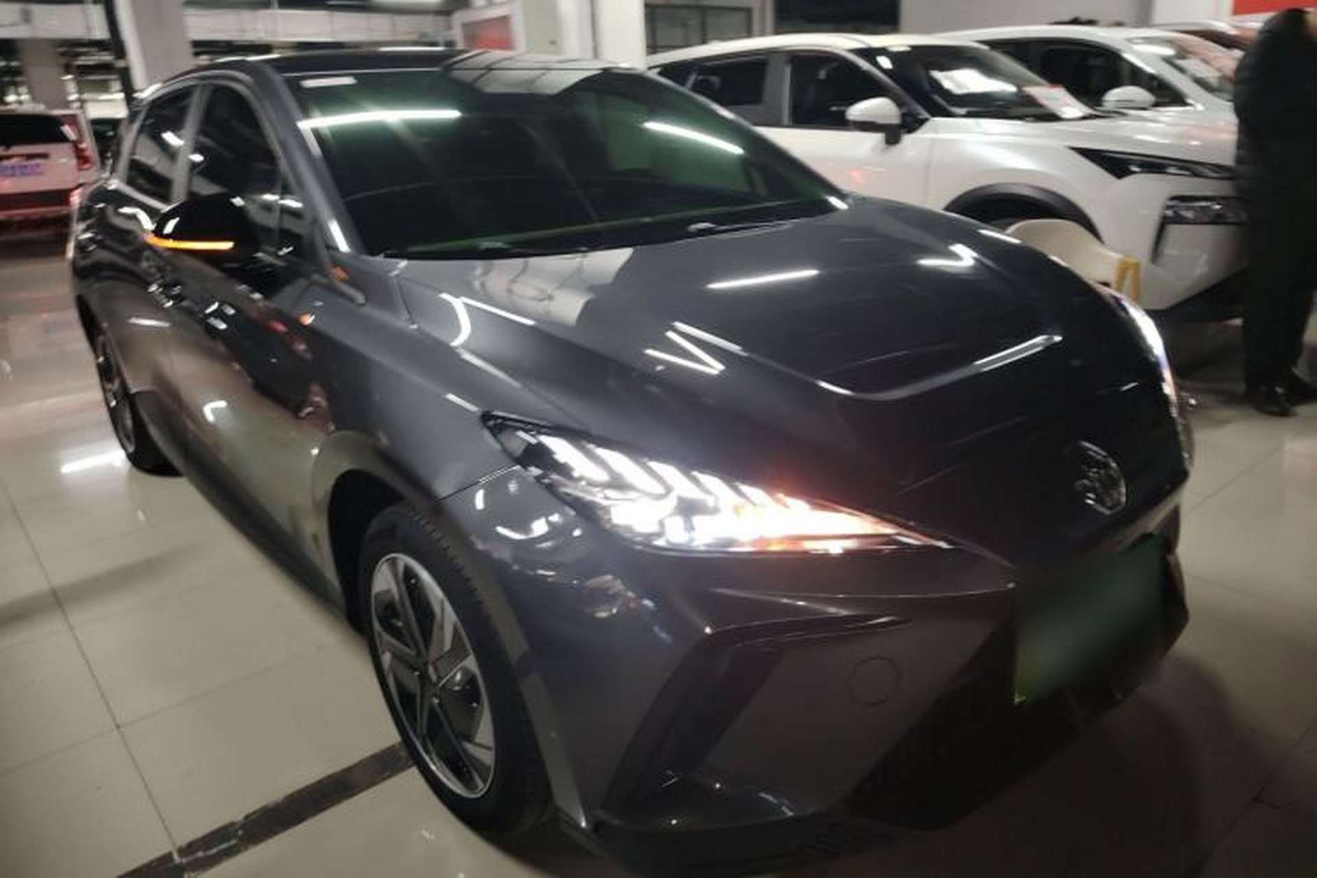 Used MG 4 EV 2022 425 km Luxury Edition Front Right 45 Deg