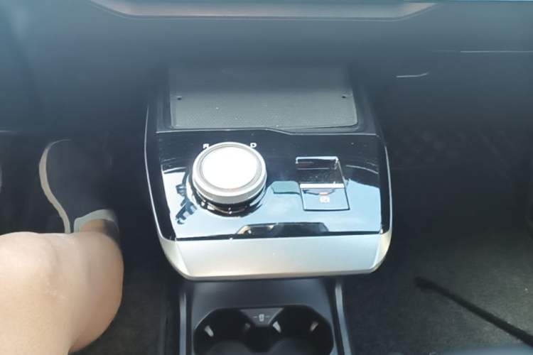 Used MG 4 EV 2022 520 km Luxury Edition Gear Lever