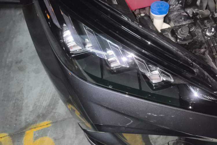 Used MG 4 EV 2022 460 km All-Wheel-Drive Performance Version Right Front Headlight