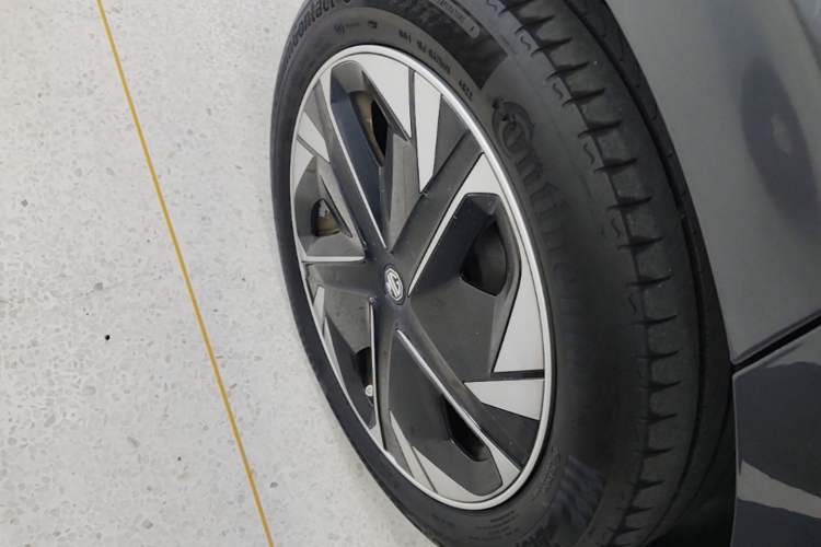 Used MG 4 EV 2022 425 km Luxury Edition Right Rear Wheel Hub