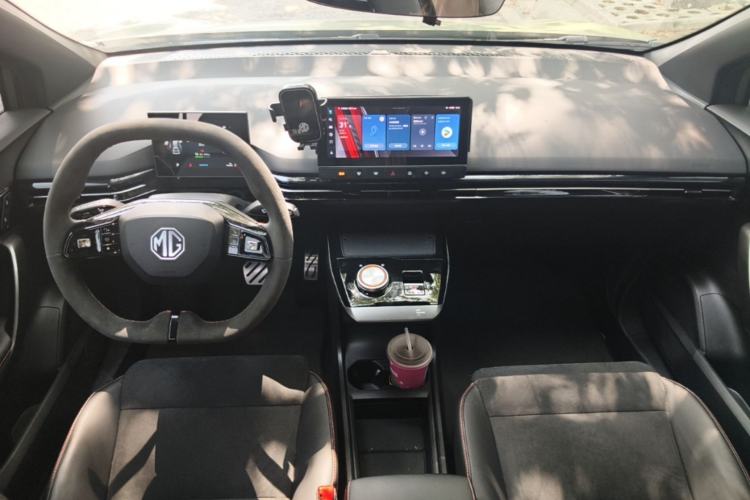 Used MG 4 EV 2022 460 km All-Wheel-Drive Performance Version Center Console