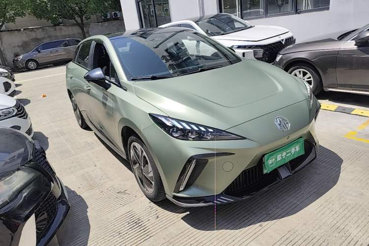 Used MG 4 EV 2022 520 km Luxury Edition Front Right 45 Deg