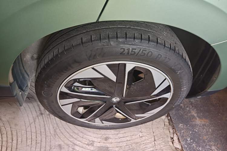 Used MG 4 EV 2022 425 km Luxury Edition Right Rear Wheel Hub