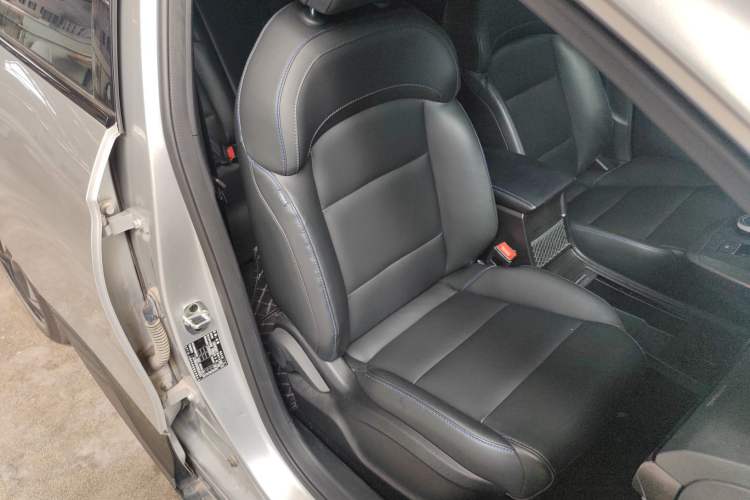 Used MG 4 EV 2022 520 km Flagship Edition Right Front Seat