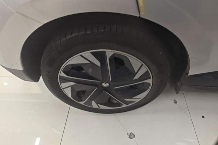 Used MG 4 EV 2022 520 km Luxury Edition Right Rear Wheel Hub