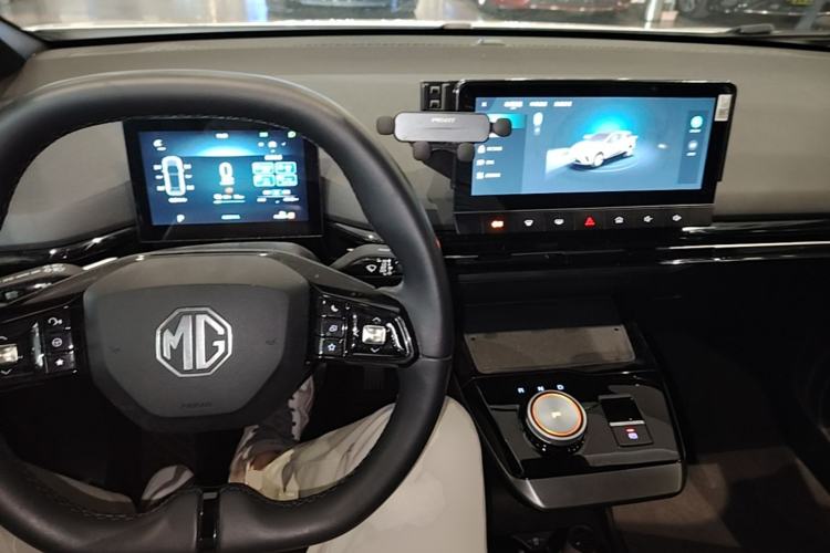 Used MG 4 EV 2022 425 km Luxury Edition Center Console