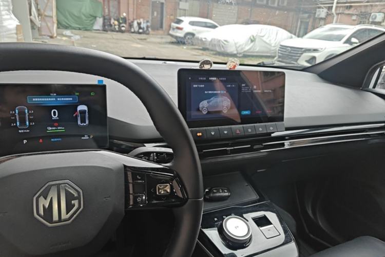 Used MG 4 EV 2022 425 km Luxury Edition Center Console