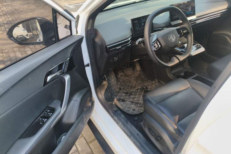Used MG 4 EV 2022 425 km Luxury Edition Interior 3
