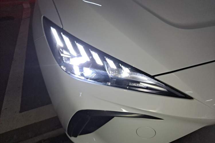 Used MG 4 EV 2022 425 km Luxury Edition Right Front Headlight