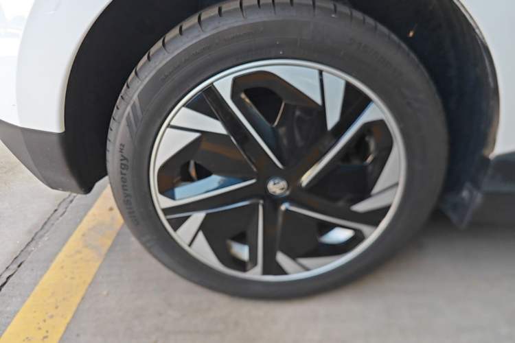 Used MG 4 EV 2022 425 km Luxury Edition Right Rear Wheel Hub