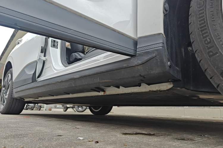 Used MG 4 EV 2022 425 km Luxury Edition Right Side Sill