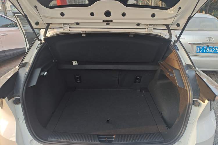 Used MG 4 EV 2022 425 km Luxury Edition Trunk
