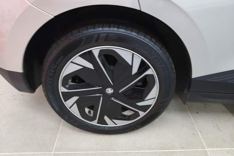 Used MG 4 EV 2023 415 km Range Sea-Faring Champion Edition Right Rear Wheel Hub