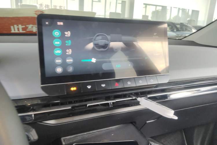Used MG 4 EV 2023 415 km Range Sea-Faring Champion Edition Audio And AC Panel
