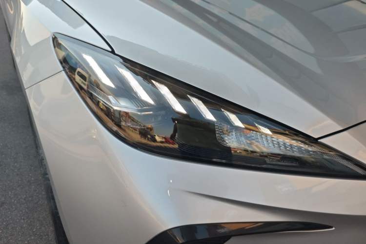 Used MG 4 EV 2023 415 km Range Sea-Faring Champion Edition Right Front Headlight