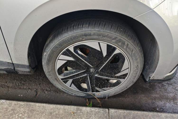 Used MG 4 EV 2023 415 km Range Sea-Faring Champion Edition Right Front Wheel Hub