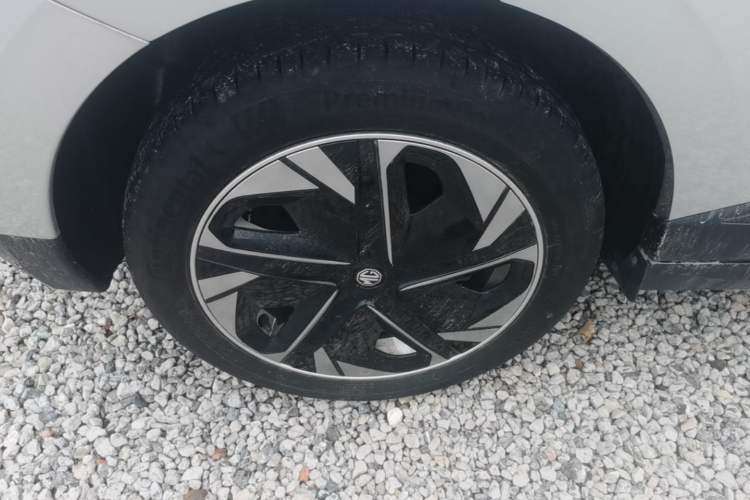 Used MG 4 EV 2023 415 km Range Sea-Champion Executive Edition Right Rear Wheel Hub