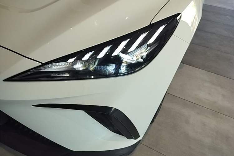 Used MG 4 EV 2023 415 km Range Sea-Faring Champion Edition Left Front Headlight