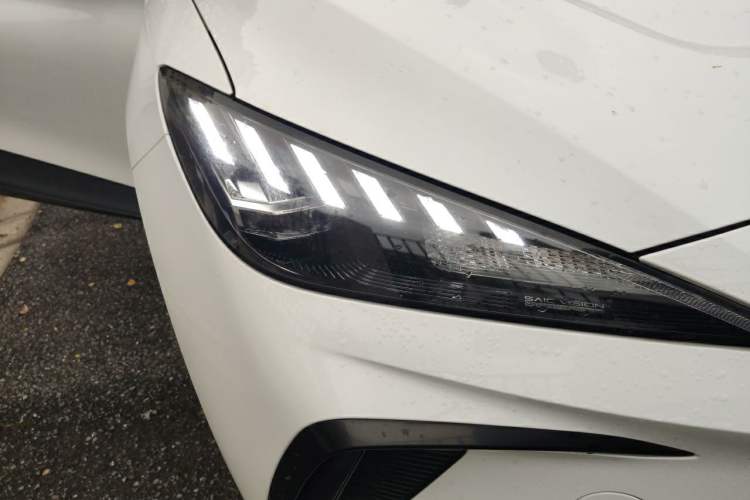 Used MG 4 EV 2023 415 km Range Sea-Faring Champion Edition Right Front Headlight