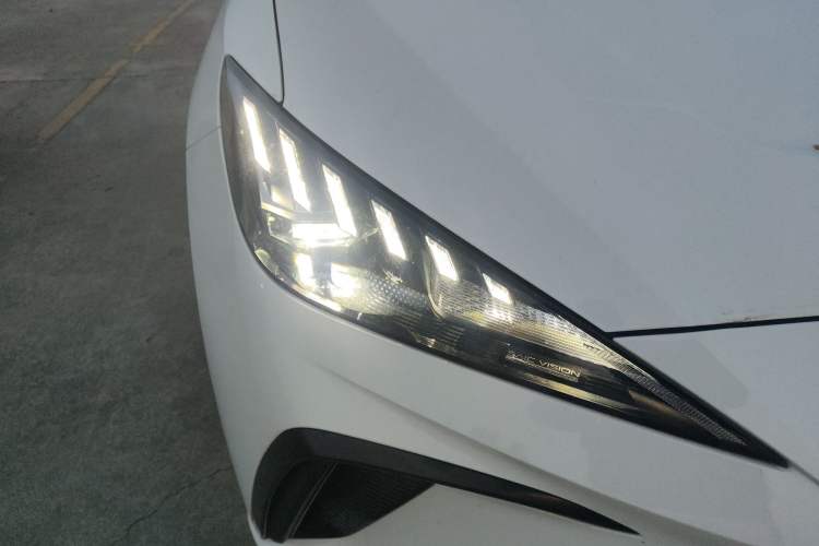 Used MG 4 EV 2023 415 km Range Sea-Faring Champion Edition Right Front Headlight