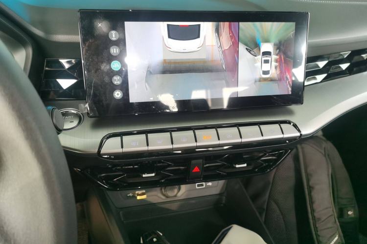 Used MG 5 2022 180 DVVT CVT Youth Luxury Edition Audio And AC Panel