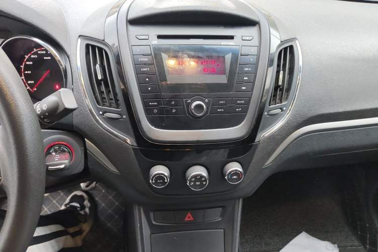 Used MG 5 2012 1.5L Manual Elite Edition Audio And AC Panel