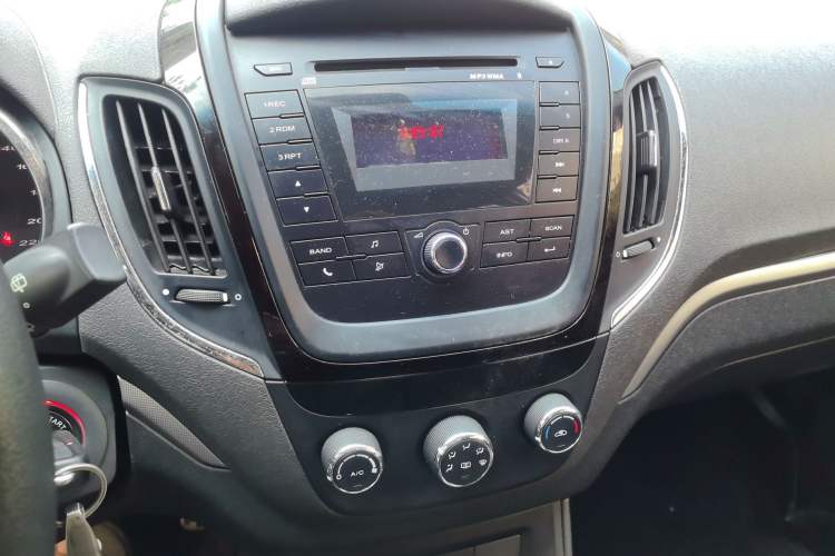 Used MG 5 2012 1.5L Automatic Luxury Edition Audio And AC Panel
