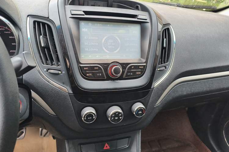 Used MG 5 2012 1.5L Manual Elite Edition Audio And AC Panel