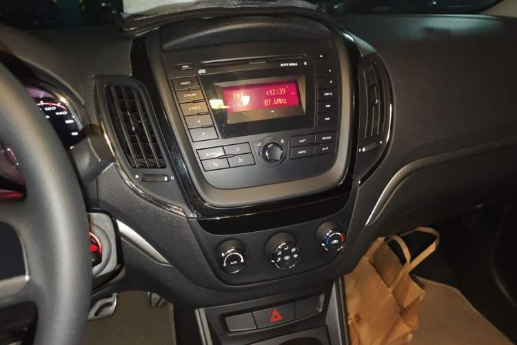 Used MG 5 2012 1.5L Automatic Luxury Edition Audio And AC Panel