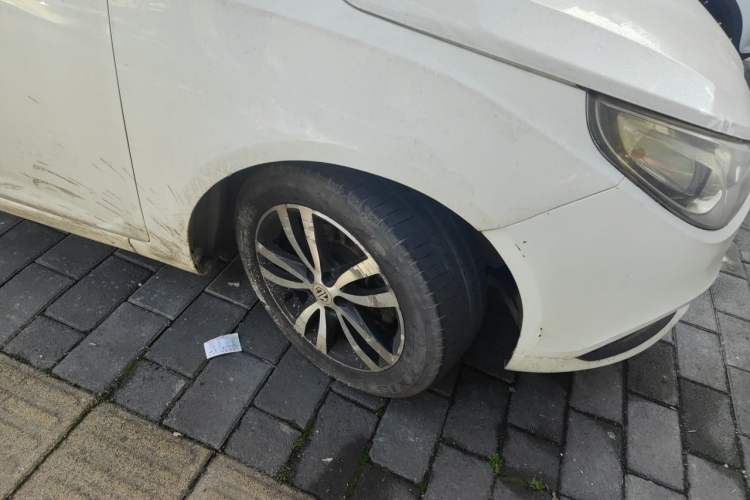 Used MG 5 2012 1.5L Automatic Elite Edition Right Front Wheel Hub