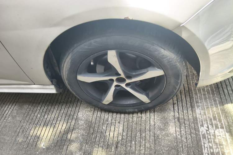 Used MG 5 2012 1.5L Automatic Elite Edition Right Front Wheel Hub