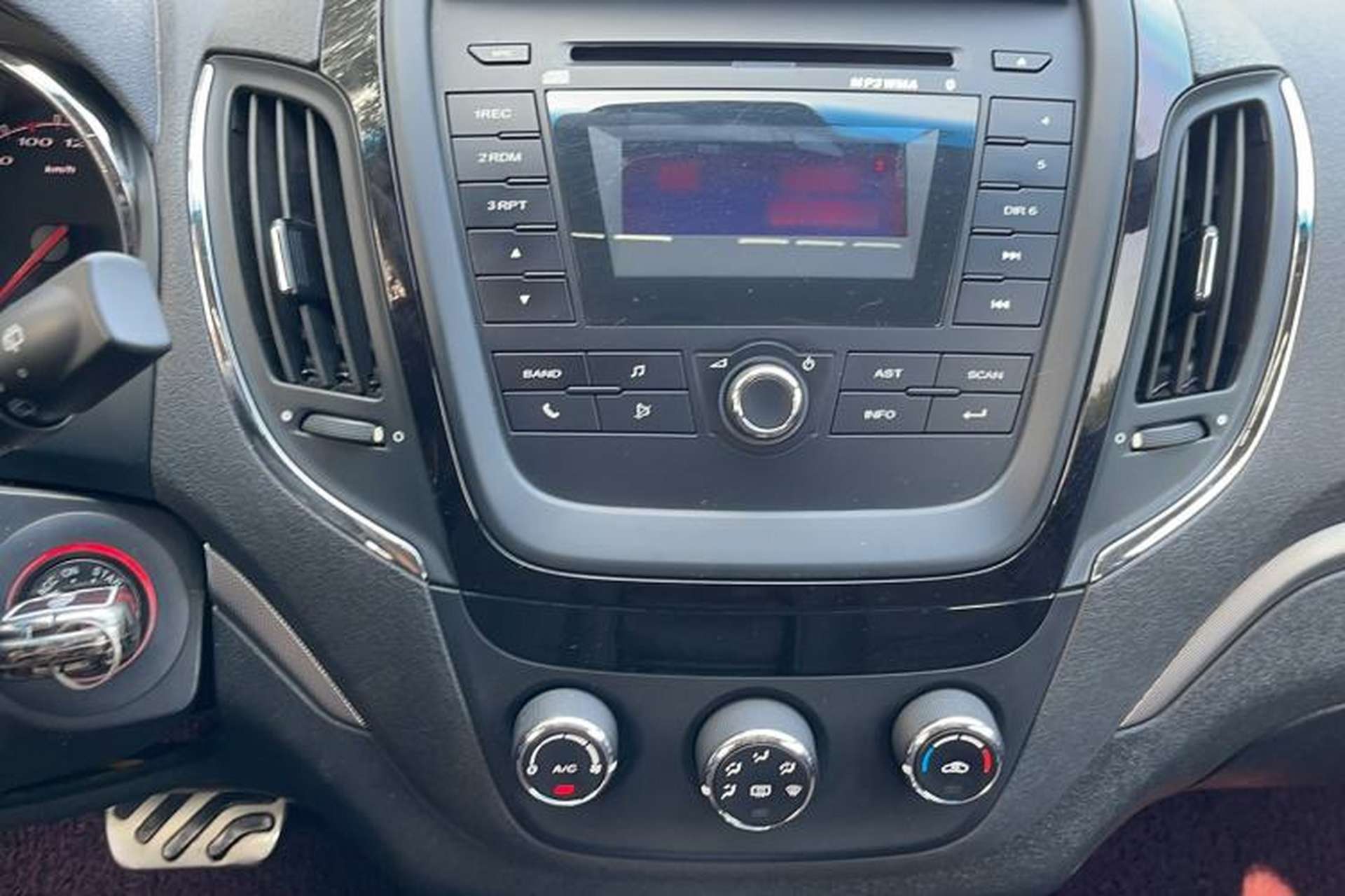 Used MG 5 2014 1.5T Automatic Luxury Model Audio And AC Panel