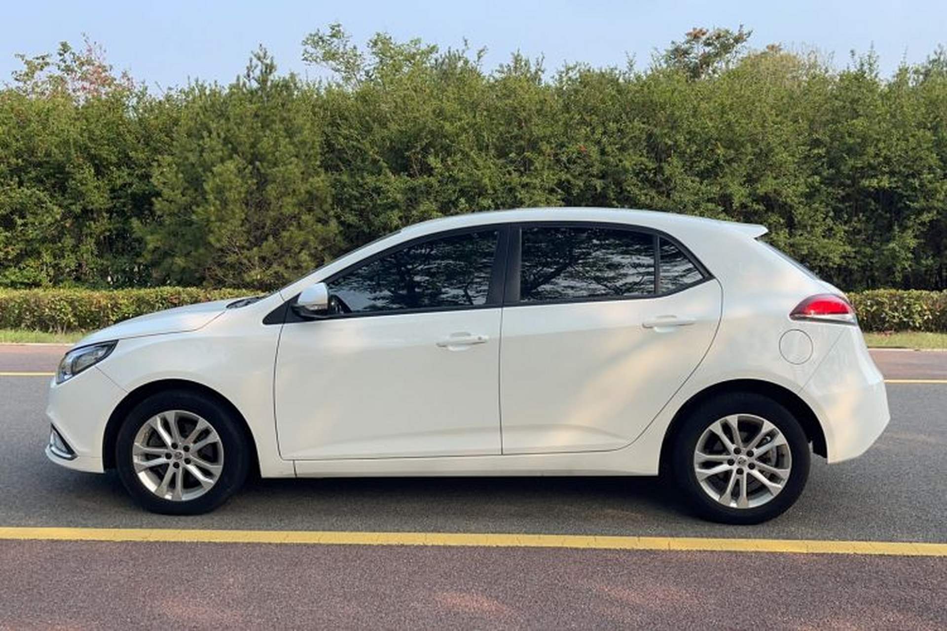 Used MG 5 2014 1.5T Automatic Luxury Model Exterior 3