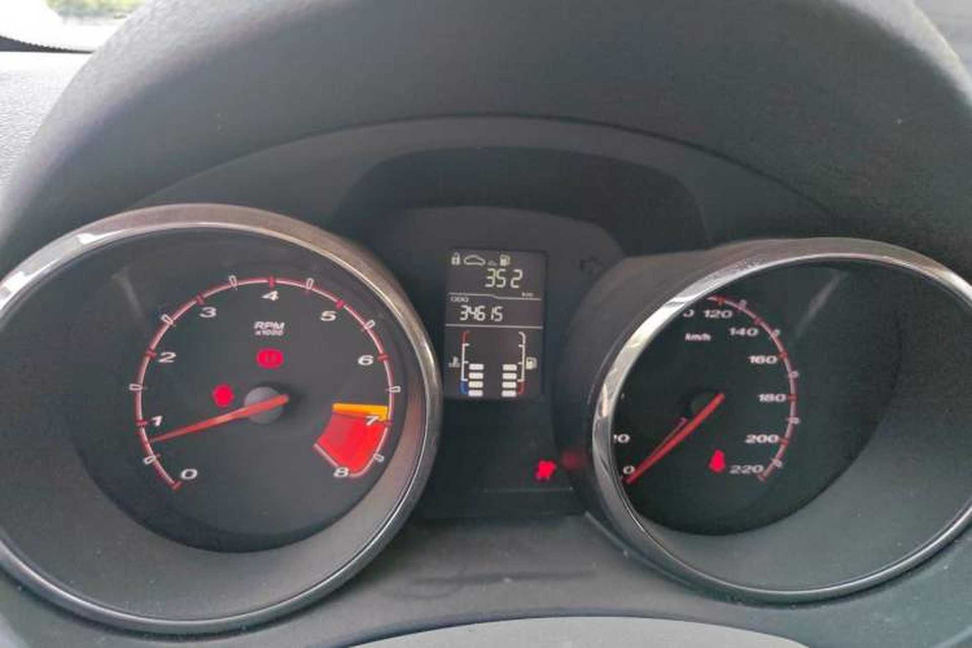 Used MG 5 2014 1.5T Manual Luxury Model Odometer Close Up