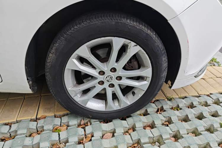 Used MG 5 2014 1.5T Automatic Luxury Model Right Front Wheel Hub