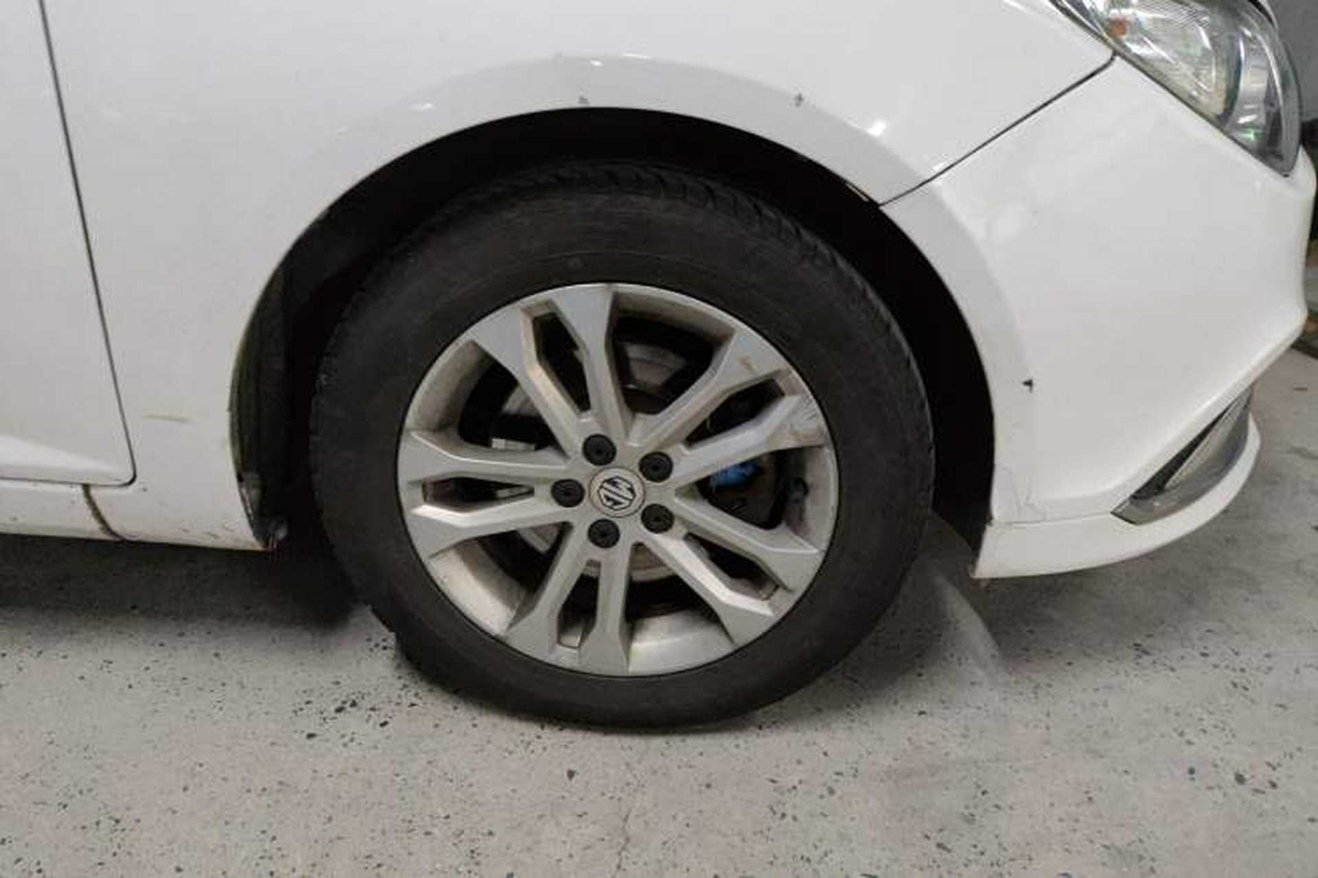 Used MG 5 2014 1.5T Automatic Luxury Model Right Front Wheel Hub