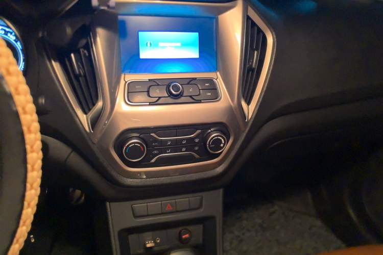 Used MG 5 2015 1.5T Automatic InkaNet Luxury Edition Audio And AC Panel