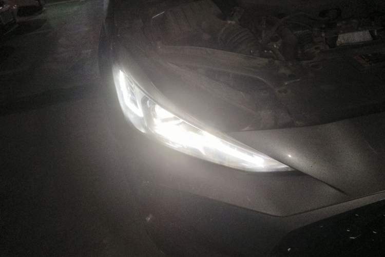 Used MG 5 2021 Revised 300TGI DCT Elegant Luxury Flagship Edition Right Front Headlight