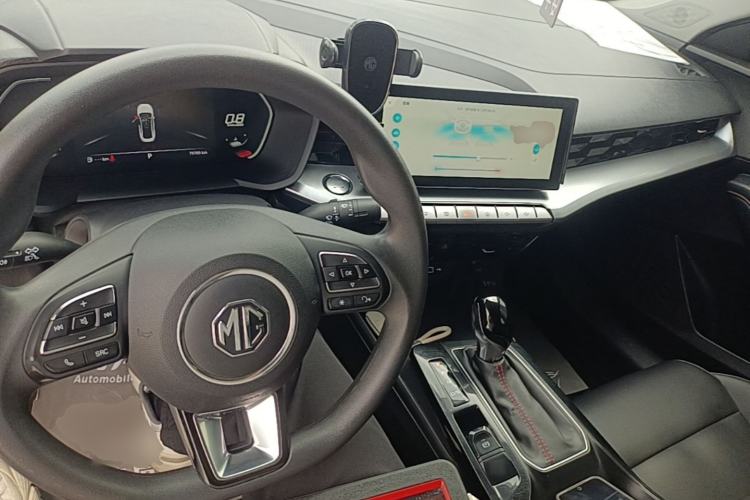 Used MG 5 2021 180 DVVT CVT Youth Luxury Edition Center Console