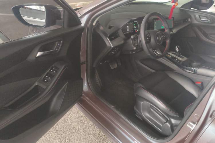 Used MG 5 2021 Revised 300TGI DCT Qingshè Luxurious Enjoyment Edition Driver Seat